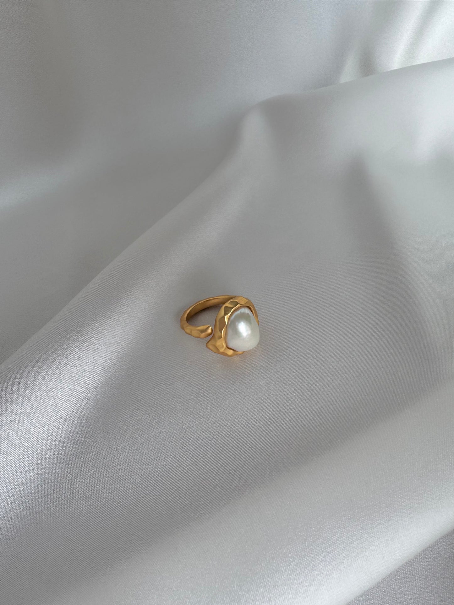 Luna Flow Ring