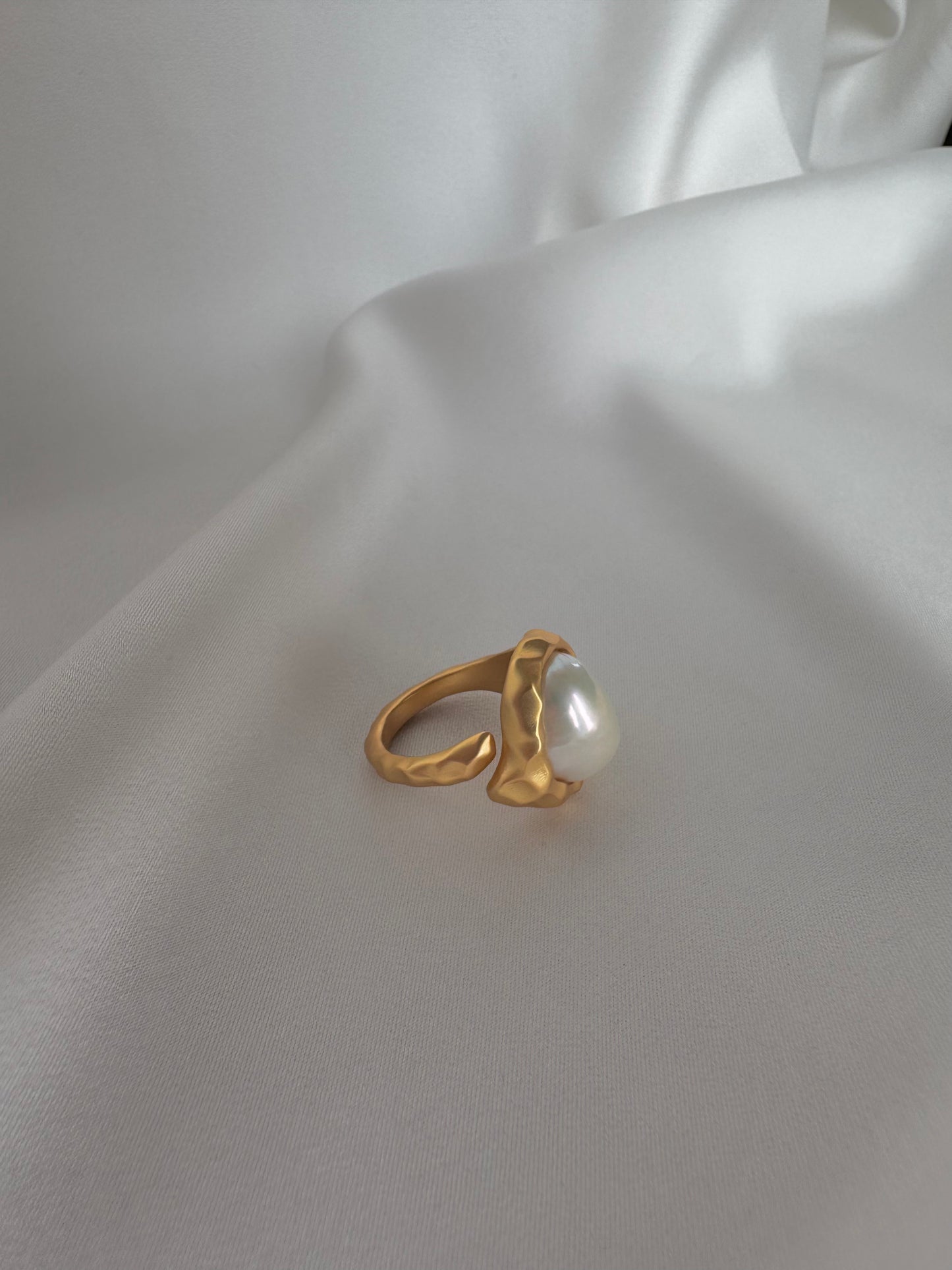 Luna Flow Ring